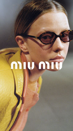 Scopri gli Occhiali Miu Miu dal design ovale e dai profili leggeri. Miu Miu Eyewear, Goal Oriented, Women's Eyewear, Miu Miu Sunglasses, Campaign Fashion, Model Inspo, Model Aesthetic, Pink Sunglasses, Jewelry Outfit