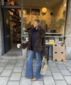 Amsterdam Outfit, Jackets Fashion Casual, Thick Jacket, European Outfit, Coat Women Fashion, Jacket Fashion, Fur Fashion, High Fashion Street Style