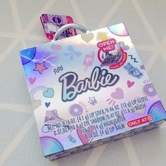 Nwt! Barbie Makeup On The Go Fashion Case. Includes 29 Pieces. Barbie Makeup Kit, Makeup Carrying Case, Barbie Bath, Barbie Hands, Barbie Funny, Brush Teeth Kids, Funny Fruit, Barbie Makeup, Barbie Shoes