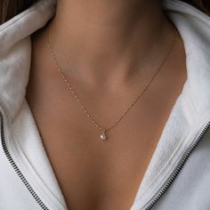 Dainty Classy Jewelry, Nice Necklaces Simple, Dainty Gold Pearl Jewelry, Pale Gold Jewelry, Minimalistic Gold Necklace, Trendy Silver Necklaces, Gold Necklace Elegant, Trendy Jewelry Silver, Dainty Feminine Jewelry