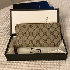 Rare Find ! New With Everything! Zip Around 12 Card Slot And A Really Well Done Wallet. I Never Used And Bought At Saks Nyc Color Bordo, Flora Print, Bags Gucci, Red Wallet, Gucci Marmont, Gucci Gg Marmont, Card Case Wallet, Gucci Wallet, Short Wallet