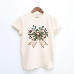 This trendy oversized unisex short sleeve graphic tee from Simply Sage Market is sure to make a great addition to any wardrobe. These tees are true to size. For a stylish oversized look, size up. Short Sleeve Simple Skirt, Holly Leaves, Tractor Supply, Holly Leaf, Shorts Jeans, Skirt Dress, Biker Shorts, Dye T Shirt, Shirt Outfit