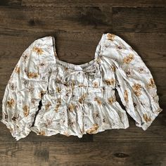 Nwt Skylar + Madison Smocked Floral Top Size Large. Gray Top With Floral Print Features Crop Fit, Flattering Ruched Style, Loose Sleeves, Stretchy Fit, And Tie At Neckline. Material: 100% Rayon Measurements: Pit To Pit 16” New To Poshmark? Use Code Bohemoboutique For $10 Off Your Purchase When You Register For A New Account. Bundle And Save! 10% Discount On Bundles Of 2 Or More! Reasonable Offers Accepted Flowy Smocked Top For Brunch, White Smocked Top With Ruffles For Fall, Fall White Smocked Top With Ruffles, Casual Flowy Peasant Top With Puff Sleeves, Casual Peasant Top With Flowy Puff Sleeves, Casual Peasant Top With Puff Sleeves, Summer Floral Print Long Sleeve Smocked Top, Spring Cotton Smocked Top With Long Sleeves, White Smocked Back Top For Fall