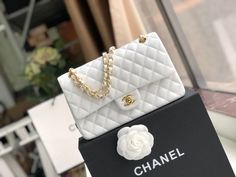 Description CC Classic Handbag Gold toned hardware White For Women, Women’s Bags, Shoulder And Crossbody Bags 10.2in/26cm A01112 Rep 1:1 Measurements: 26 x 7 x 16 cm / 10.2 x 2.7 x 6.3 inches (Length x Width x Height) White Gold-toned hardware Adjustable chain shoulder strap Beautifully structured flap-over design Includes box, dust bag. This product is of the best quality. Chanel Handbags Classic, Chanel Classic Flap Bag, Classic Flap Bag, Gold Handbags, Classic Handbags, Women Bag, Classic Flap, Flap Bag, Lambskin Leather