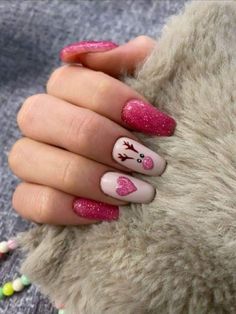 Christmas Nail Designs Reindeer, Trendy Christmas Nails Acrylic, Red And Pink Christmas Nails, Pink Nails Winter, Christmas Gel Nail Ideas, Pink Xmas Nails, Pink And Red Christmas Nails, Holiday Nails Pink, Winter Nails Pink