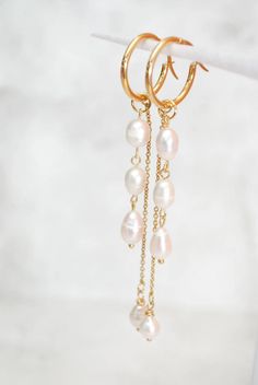 Long Cascahe Pearl Earrings Gold Plated Stainless Steel Hoop - Etsy Spain Affordable Gold Beaded Chain Earrings, Gold Hoop Earrings With Pearl Chain For Wedding, Wedding Gold Hoop Earrings With Pearl Chain, Elegant Hoop Earrings With Dangling Charms, Elegant 14k Gold-filled Hoop Earrings With Dangling Charms, Gold Hoop Earrings With Dangling Beads For Wedding, Elegant 14k Gold Filled Hoop Earrings With Dangling Charms, Gold Plated Hoop Earrings With Pearl Charm For Wedding, Wedding Dangle Hoop Earrings With Pearl Chain