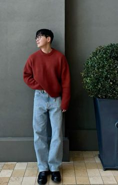 Mens Fall Layering Outfits, Mens Layered Outfit, Mens Casual Fall Outfits, Red Sweater Outfit Men, Male Outfit Inspiration, Minimalistic Outfits Men, University Outfit Men, Travel Outfit Men, Travel Outfits Winter