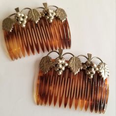 Vintage Set Of 2 Hair Combs Signed Made In France On The Backs Brown Plastic Combs With Silver Tone Metal Grapes And Leaves They're In Good Preowned Conditon With Some Normal Wear And Patina Each Measures Approx 2.75" Long. See Photo Next To Quarter For Size Reference Ships Fast! Eggj8488pf3n8v Grapevine Hair Accessories Fruit Art Deco Nouveau Victorian Edwardian Style Grape Hair, Azusa Nakano, Vintage Comb, Sadie Hawkins, 50s Hairstyles, Vintage Hair Combs, Vintage Hair Accessories, French Colors, Edwardian Style