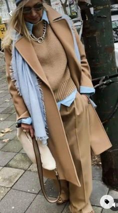 Rich Wife Aesthetic Outfits, Spring Looks For Women 2023, Mode Over 50, Outfit Chic, Beige Outfit, Mode Casual, Looks Street Style, Over 50 Womens Fashion, 가을 패션