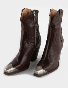 Free People Brayden Western Boots. Gorgeous Italian-Crafted Leather Boots Featured In A Western-Inspired Style With An Etched Metal Toe, Slim Sit And Stacked Heel. Side Zipper Closure. Cushioned Insole. Curved Top. 7" Shaft. 9.84" Ankle Circumference. 3.5" Heel. 11.02" Top Circumference. Leather. Imported. Size Info:this Style Runs Small. If Between Sizes, Free People Suggests Sizing Up. Womens Western Boots, Brown Cowgirl Boots, Brown Western Boots, Flannel Sweatshirt, Lug Sole Boots, Western Boots Women, Slipper Shoes, Cowgirl Boots, Boot Sandals