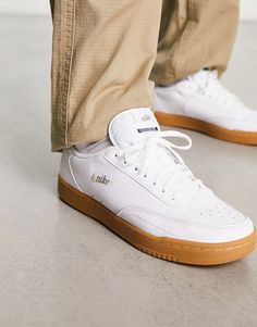 Schoenen, Laarzen en Sneakers van Nike Nieuwe sneakers voor bij je nieuwe outfit Model met laag profiel Sluit met veters Gewatteerde tong en kraag Kenmerkende Nike-merkvermelding Gumzool Gripprofiel met textuur