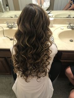 Homecoming hair #curls #homecoming #prom #highlights #dance #curly Curled Prom Hair, Curled Hairstyles For Medium Hair, Curly Prom Hair, Pageant Hair, Curls For Long Hair, Prom Hairstyles For Long Hair, Long Curls, Permed Hairstyles, Prom Hairstyles