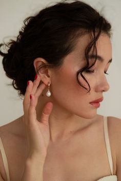 Les boucles d'oreilles Perle Avril sont élaborées avec de luxueuses perles d'eau douce et des créoles gold filled 14k.
 
Le modèle porte les boucles d'oreilles Avril en taille 13mm.

Des créoles gold filled 14k
Des perles d'eau douceHypoallergéniques, conviennent même aux peaux les plus sensiblesChaque pièce est livrée dans une boîte en bambou et un sac en soie écologique fabriqué à partir de surplus de matériaux de luxe (Pour un emballage cadeau, veuillez laisser une note au check-out)Les embal Soft Classic Earrings, Soft Classic Jewelry, Chantal Goya, Marisa Tomei, Female Photography, Opal Drop Earrings, Horse Costumes, Silk Bag, Nigella Lawson