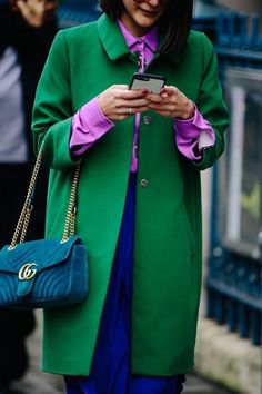 REGRESA EL COLOR BLOCKING - BLOGGER MEXICO - LULALOGY London Fashion Week Street Style, Top Street Style, Walking Down The Street, Streetwear Mode, W Magazine, Women Fashion Edgy, Womens Fashion Edgy