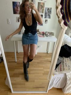 Skirt And Cowboy Boots Outfit, Cowgirl Boots Outfit, Looks Country, Denim Skirt Outfits, Nashville Outfits, Cowboy Outfits, Simple Outfit, Jeans Rock, Fabulous Fashion