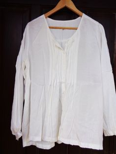 "This is a beautiful loose silhouette blouse made of 100% Viscose fabric. Color - milk white. Front side, back and sleeves decorated with pleats. Button down closure. A great maternity blouse as well. Made in India by Kappahl (Sweden) In good condition and comes from smoke-free home. Best fits M, Eur 38-40 Measurements: Shoulders: 16\" (40.5 cm) across back from seam to seam Bust: 44\" (112 cm) Waist - free Hips - free Sleeves 25\" (63.5 cm) Length: ~ 27\" (69 cm) Thanks for visiting my shop! OL Cream Long Sleeve Peasant Top For Daywear, White Peasant Blouse With Relaxed Fit, White Relaxed Fit Peasant Blouse, Linen Peasant Blouse For Daywear, White Linen Tunic Blouse, Classic Cream Blouse With Relaxed Fit, White Linen Peasant Top, Long Sleeve Cream Linen Blouse, Cream Linen Long Sleeve Blouse