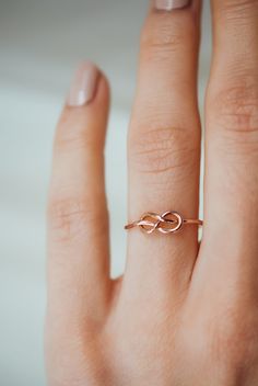 The Infinity Knot Ring is really cute and easy to wear on a daily basis! The infinity knot detail adds a bit of extra interest to a classic hammered stacking ring. This ring is a great alternative to a stacking ring and it looks beautiful combined with other stacking sets. This ring makes a lovely alternative engagemen Infinity Ring Design, Simple Ring Design, Latest Gold Ring Designs, Hand Jewelry Rings, Infinity Knot Ring, Infinity Rings, Couple Ring Design, Alternative Engagement Ring, Infinity Knot