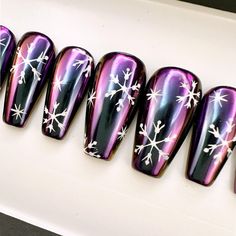 Elegant and eye-catching, these press-on nails feature a stunning peacock chrome base with delicate white snowflake designs, blending winter magic with bold style. Perfect for adding a touch of frost and glamour to any occasion Shown Image: Medium Coffin -Available in any shape, color, size or length. Please attach a note if you do not see the color that you desire -Each set contains 10 false nails (see attached size chart image and put your sizes in the notes section for each nail: Thumb, Index, Middle, Ring, Pinkie)  If you are unsure you can order a full set of 20 nails - 2 of each size.  -Each order includes;  a file, a storage box and detailed instructions on how to apply your press on nails.  -We welcome any custom design requests! Just let us know! *All sets are made to order and we Christmas Nails Designs Holiday, Purple Christmas Nails, Christmas Nail Designs Holiday, Xmas Nail Designs, Medium Coffin, Winter Magic, Bold Style, Xmas Nails