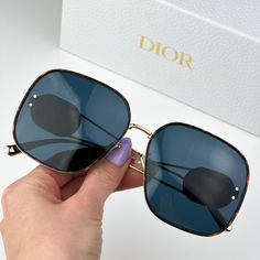 Dior Diorbobby S1u B5b0 Brand New Sunglasses Gold Havana Blue Metal Women Geometric Oversized Same/Next Day Shipping! Brand New And 100% Authentic! Made In Italy. Brand: Dior Model: Diorbobby S1u Color Code: B5b0 Gender: Women Frame Colour: Gold / Havana Frame Shape: Geometric Oversized Frame Style: Full Rim Frame Material: Metal Lens Color: Blue Lens Material: Polyamide Size: 64x16x145 100% Uv Protection Full Retail Dior Set Includes: 1. Glasses 2. Case 3. Cleaning Cloth With Brand Logo 4. Manu Designer Blue Sunglasses With Gradient Lenses, Luxury Blue Sunglasses For Summer, Blue Sunglasses For Summer Evening, Trendy Blue Sunglasses For Evening, Dior Model, Blue Lens, New Sunglasses, Shape Geometric, Blue Lenses