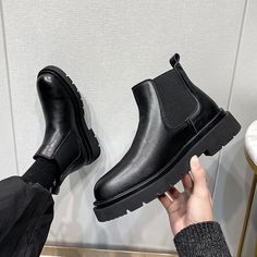 Antonios Italian Black Boots Men sind aus Spaltleder gefertigt, bequem und passen perfekt. Diese Stiefel werden von unserem erfahrenen Handwerker hergestellt. Sie zeichnen sich durch ein klassisches und minimalistisches Design aus, das sie leicht mit einem lässigen oder eleganten Outfit kombinieren lässt. Ein tolles Paar Stiefel für Männer für die kalte Jahreszeit, erhältlich in Schwarz

 
Bitte überprüfen Sie die Größentabelle sorgfältig, bevor Sie die Bestellung aufgeben
 FÜR WEITERE INFORMAT Men Black Boots, Black Boots Platform, Chelsea Boots For Men, Ankle Boots Winter, Botas Chelsea, Boots Platform, Winter Ankle Boots, Chelsea Boots Men, Boots For Men