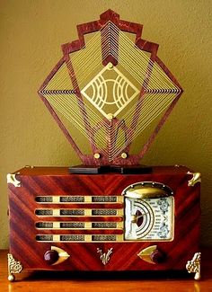 an old fashioned radio sitting on top of a wooden table