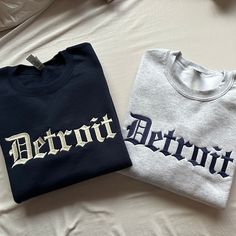 Show your pride every time you wear this Detroit Embroidered Old english sweatshirt.This sweatshirt will keep you comfortable and full of spirit.  Gildan Sweatshirt 8.0 oz., 50/50 pre-shrunk cotton/polyester Reduced pilling and softer air-jet spun yarn 1x1 athletic rib knit collar, cuffs and waistband, with spandex Double-needle stitched cuffs and waistband Collegiate Crew Sweatshirt, Pre-shrunk, Collegiate Crew Sweatshirt Pre-shrunk, Team Spirit Sweatshirt With Letter Embroidery And Crew Neck, Team Spirit Crew Neck Sweatshirt With Letter Embroidery, Team Spirit Letter Embroidery Crew Neck Sweatshirt, Fleece T-shirt With Letter Print For Streetwear, Crew Neck Sweatshirt With Letter Embroidery For Sports, Letter Print Fleece T-shirt For Streetwear, Cotton Sweatshirt With Letter Print For Fan Gear