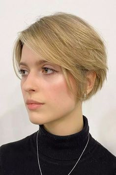 Straight Layered Blonde Pixie-Bob Short Blonde Wigs, Popular Short Hairstyles, Blonde Wigs, Bob Haircut For Fine Hair