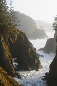 the water is rushing between two large rocks