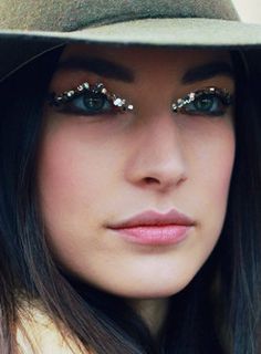 glitter eyes Jacquelyn Jablonski, Glitter Eye Makeup, Chanel Beauty, Glitter Eyes, Glitter Makeup, All Things Beauty, Beautiful Makeup, Beauty Trends, Makeup Art