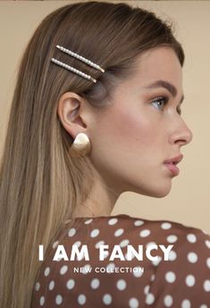 Straight Hair With Barrettes, Hair Pin One Side, Side Clips Hairstyles, Side Part Clip Hairstyles, Pearl Barrette Hairstyles, Side Pinned Hair, Side Clip Hairstyles, Hair Pinned Back On Both Sides, Hair Pin Hairstyles