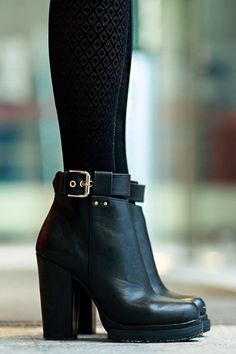 Perfect!!! Obviously I have an obsession with black boots. | via https://www.pinterest.com/emneeflent/pins/ Casual Ankle Boots, Leather Boots Women, Buckle Boots, Modern Women, Womens Boots Ankle, Boots Outfit, Suho