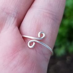 Initial Ring g – Treasure of Crows Treble Clef Ring, Music Rings, Ring Initial, Wire Jewelry Rings, Friendship Rings, Letter Ring, Crafts Gifts, Wave Ring, Diy Wire Jewelry