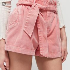 Urban Outfitters Bdg Comfy High Waisted Shorts. Pink. Size Small. New With Tags Spring Cottagecore Outfits, Spring Cottagecore, Doc Martens Outfit, Tokyo Street Fashion, Cottagecore Outfits, Urban Outfitters Shorts, Creation Couture, Shorts Jeans, Grunge Style