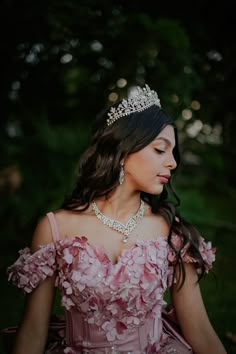 Quinceñera Picture Poses, Quince Portraits Photo Shoot, Enchanted Forest Theme Quinceanera Photoshoot, Outdoor Quince Photoshoot, Quinceanera Photoshoot Ideas Butterfly, Quincenera Family Photos, Fun Quince Pictures, Quince Pic Ideas, Family Quinceanera Pictures