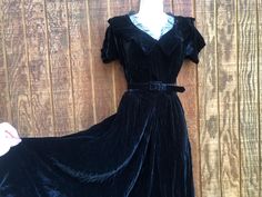 1950s black velvet dress (no size labeled) estimated size 5/6 - please see measurements. In good vintage condition.   Measurements taken across front laid flat 19" armpit to armpit 13" across waist 24" across hips 42" length Vintage Belted Evening Dress, Vintage Black Velvet Dress For Party, Vintage Fitted Velvet Dress, Black 1950s Style Vintage Evening Dress, Fitted Vintage Velvet Dress, Vintage Black Velvet Dress For Evening, 1950s Velvet Dress, Vintage Black Velvet Party Dress, 1950s Style Black Knee-length Vintage Dress