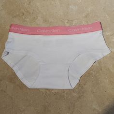 Girls Cotton Panty By Calvin Klein White With Pink Logo Elasticized Waistband Hipster Cut Size: Small. 6/6x 95% Cotton/ 5% Spandex Pink Outfits Men, Calvin Klein Boxer Briefs, Calvin Klein Sports Bra, Calvin Klein Girls, Rainbow Band, Calvin Klein Bra, Calvin Klein White, Hipster Fashion, Pink Outfits