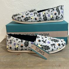 New With Tags Toms Women’s Size 10 Super Cute Halloween Themed Slip On Shoes! Does Not Come With Box Halloween Black Cats, Halloween Black, Black Cat Halloween, Womens Toms, Toms Shoes, Black Cats, Cute Halloween, Halloween Themes, On Shoes