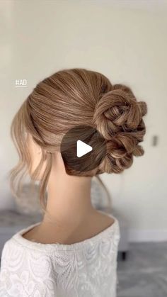 28K views · 2.3K likes | ATLANTA GA BRIDAL HAIRSTYLIST & EDUCATOR on Instagram: "Este recogido super facial es traído para ustedes en colaboración con @saloncentric Espero que les guste y les sirva🫶🏽 Producto: @designmehair “Hold.Me” Spray de 3 fijaciones para duración del peinado. Productos disponibles en @saloncentric #saloncentricpartner #stylingvideo #midibunhairstyle #peinadosfaciles #videosdepeinados #peinadostendencia #windergahairstylist #athensgahairstylist #daculahairstylist" Fancy Buns, Bun Ideas, Bridal Hairstylist, Bun Updo, Peinados Recogidos, High Bun, Super Hair, December 8, Hold Me