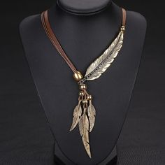 Long Necklace Outfit, Simple Statement Necklace, Time Necklace, Feather Pendant Necklace, Necklace Chain Types, Necklace Outfit, Signature Necklace, Necklace Dress, Party Necklace