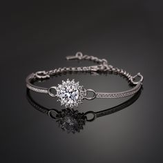 Gelang tangan mewah ini dibuat dengan morganite tulen dan diselaputi dengan berlian bunga matahari, menggabungkan keanggunan dan kecanggihan.  Dibuat dengan bahan berkualiti tinggi, sekeping perhiasan ini pasti membuat kenyataan.
 Butiran produk: 

Bahan: 925 perak tulen
Batu: Moissanite berlian/D /1 karat
Berat: kira-kira 1g
Saiz: saiz terbuka laras
SKU: AT23110112

 Kata kunci:     Gelang moissanite , Moissanite Gelang S , Moissanite diamond    Gelang S , Moissanite penglibatan    Gelang S , A Halo Setting Bracelet Jewelry Gift, Engagement Bracelets, Moissanite Bracelets, Moissanite Bracelet, Hand Bracelet, Jewelry Lookbook, Diamond Bracelets, Diamond Sizes, Moissanite Diamonds