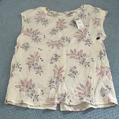 Bnwt Abercrombie Size Small Lightweight Material Not Exactly Sure Of The Fabric But Feels Like Linen Floral Design With A Button Up Back Pet And Smoke Free Home Cheap Cotton Tops With Ditsy Floral Print, Women Ruffle Blouse, Abercrombie (women), Chiffon Wrap, Layered Long Sleeve, Gold Blouse, Floral Cami, Peasant Style, Lace Crop Tops