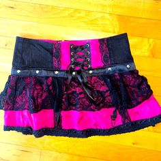 Great Condition Tripp Tulle Black & Pink Mini Skirt Size Small Pink And Black Goth Aesthetic, Pink And Black Goth, Tulle Mini Skirt, Oc Board, Oc Outfits, Scene Outfits, Pink Mini Skirt, Punk Emo, Black Goth