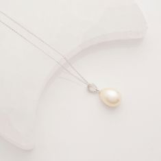 There is nothing more timeless & elegant than Freshwater pearl jewellery and this necklace is a must have classic. Created using a cultured fresh water pearl that has been carefully selected for its quality and beauty. It is set in a stunning sterling silver setting that adds a touch of sophistication to the piece. The necklace is completed with a delicate chain that is both durable and stylish, created with eco-friendly sterling silver reducing the environmental impact of silver mining and work Ellen White, Dad Jewelry, Pearl Drop Necklace, Freshwater Pearl Jewelry, June Birthstone Jewelry, Jewellery Necklace, Pearl Jewellery, Classic Earrings, Zodiac Jewelry