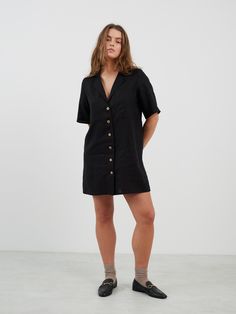 IDA is a short sleeve linen bowling mini shirt dress. DETAILS - Short sleeve - Label collar - Mini length - Small coconut buttons closure - 100% lightweight European linen fabric - Cut and sewn to order just for you in our studio COLOR - Black, you can also choose other colors above - Fabric samples are available here https://www.etsy.com/listing/586569696/linen-fabric-samples SIZING & FIT - Relaxed, loose fit - Model is 5'6" / 172 cm and wearing a size M CARE FOR LINEN - Machine wash up to 30ºC Casual Collared Mini Dress For Work, Short Sleeve Shirt Dress With Button Closure For Summer, Trendy Short Sleeve Summer Shirt Dress, Short Sleeve Relaxed Fit Shirt Dress With Button Closure, Short Sleeve Shirt Dress With Buttons For Work, Relaxed Fit Short Sleeve Shirt Dress With Button Closure, Casual Black Dress With Placket, Chic Short Sleeve Linen Dress With Buttons, Casual Short Sleeve Shirt Dress With Buttons