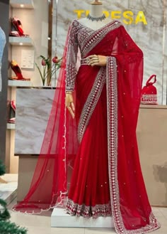 Pakistani Bridal Dupatta, Red Saree For Wedding, Bridal Dupatta Designs, Saree For Wedding Party, Saree For Wedding, Dupatta Designs, Bridal Dupatta