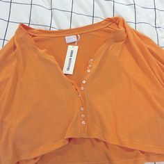 New Light Coral Urban Outfitters Top Casual Orange V-neck Crop Top, Trendy Spring Tops For Weekend, Spring Weekend Tops, Long Sleeve Tops For Weekend In Spring, Long Sleeve Tops For Spring Weekend, Long Sleeve Spring Weekend Top, Casual Orange Crop Top For Fall, Urban Outfitters Orange Tops For Fall, Casual Orange Crop Top For Day Out