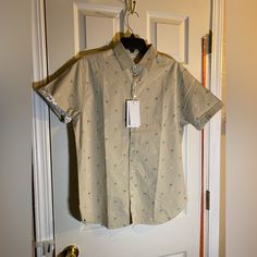 Denim & Flower Ricky Singh Sz M Shirt Button Down Beige Palm Trees Nwt $58 Brand New With Tags. Msrp $58 60% Cotton 38% Viscose 2% Spandex Only Usa Shipping And No International Shipping. Will Ship With In 3 Business Days After Payment Has Been Made. I Do Combine/Bundle Shipping. I Do Use Recycled Shipping Items To Stay Eco Friendly For Our Beautiful Earth. Please Leave Positive Feedback, And I Will Return Positive Feedback For Better Customer Satisfaction, Thanks. Khaki Summer Shirt With Button Closure, Khaki Button-up Shirt For Summer, Summer Khaki Shirt With Button Closure, Printed Cotton Button-up Tops, Spring Short Sleeve Shirt With Relaxed Fit And Print, Casual Short Sleeve Shirt With Floral Print For Spring, Printed Relaxed Fit Short Sleeve Shirt For Spring, Fitted Khaki Button-up Shirt, Printed Cotton Button-up Shirt