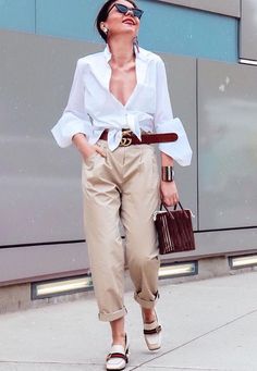 Estos Estilosos Looks Prueban Que La Combinación Camisa Blanca Y Pantalones Beige Es Todo Menos Aburrida – Cut & Paste – Blog de Moda Outfit Pantalon Beige, Chinos Women Outfit, Outfits Blanco, Basics Outfit, English Outfit, Trousers Women Outfit, Outfit Pantalon, Outfits Beige, High Waisted Pants Outfit