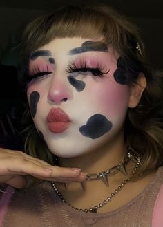 Pink Cow Makeup Look, Cow Makeup Look For Halloween, Cow Makeup Looks Easy, Cow Face Painting Halloween, Diy Cow Costume For Women