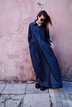 This boho style maxi dress hand-crafted from 100% cotton denim. It has a vintage denim design, long sleeves and a classic collar. Boho style with a touch of romance. Maxi denim dress / Long dress / Oversize dress / Shirt dress / Maternity dress / Long sleeves / Casual dress / Cotton dress / Plus size Composition - Cotton 100% Size guide XS Bust: 82-85cm, Waist: 62-66cm, Hips: 86-90cm S Bust: 86-89cm, Waist: 66-70cm, Hips: 90-94cm M Bust: 90-93cm, Waist: 70-74cm, Hips: 94-98cm L Bust: 94-97cm, Wa Shirt Dress Maternity, Maxi Denim Dress, Loose Denim Dress, Long Denim Dress, Maternity Shirt Dress, Oversize Dress, Long Sleeve Maternity Dress, Maternity Long Dress, Dress Shirt Dress